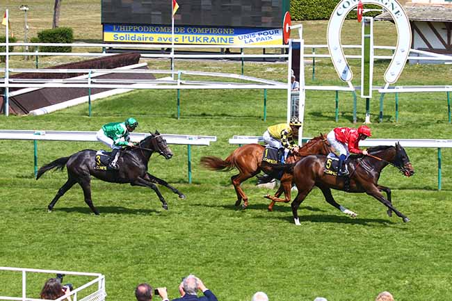 Photo d'arrivée de la course pmu PRIX D'AIGUISY à COMPIEGNE le Lundi 9 mai 2022