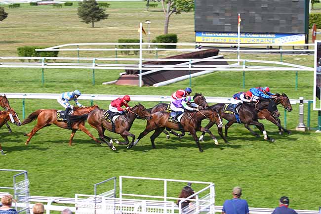 Photo d'arrivée de la course pmu PRIX DU PALAIS IMPERIAL à COMPIEGNE le Lundi 9 mai 2022