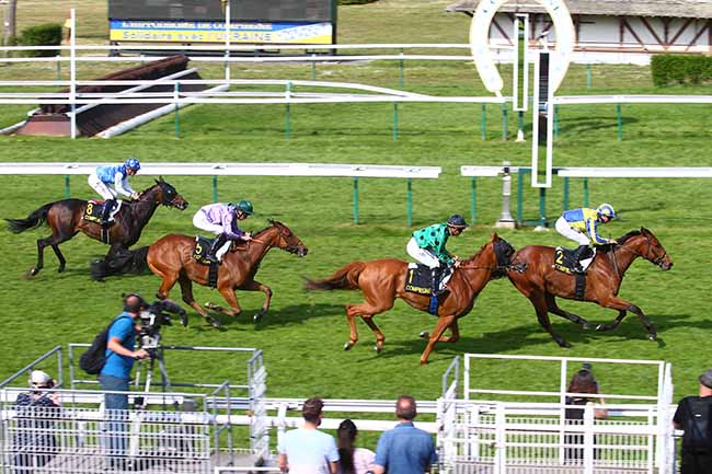Photo d'arrivée de la course pmu PRIX DE LA GARDE IMPERIALE à COMPIEGNE le Lundi 9 mai 2022