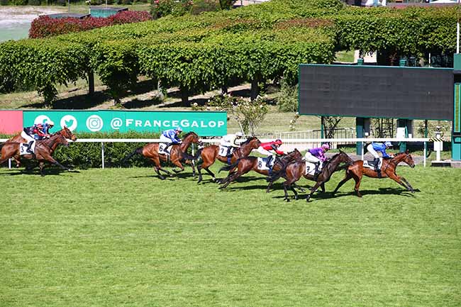 Photo d'arrivée de la course pmu PRIX DES NARCISSES à SAINT CLOUD le Vendredi 13 mai 2022