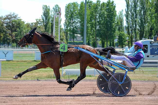 Photo d'arrivée de la course pmu PRIX D'AULNAT à VICHY le Lundi 16 mai 2022
