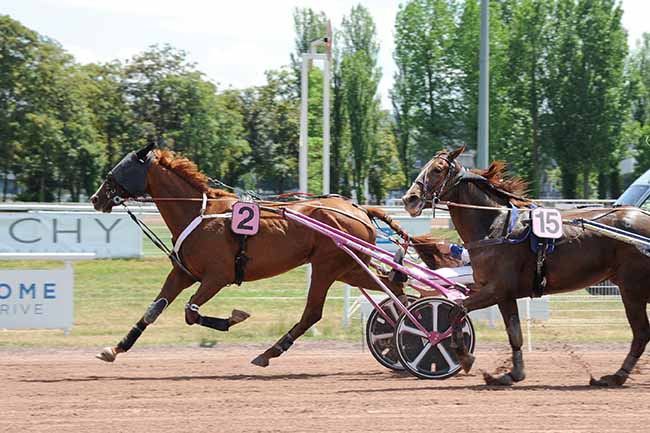 Photo d'arrivée de la course pmu PRIX DE SAINT DIDIER LA FORET à VICHY le Lundi 16 mai 2022