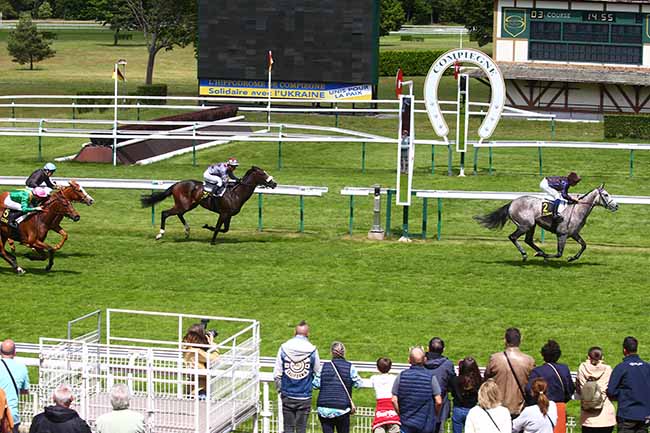 Photo d'arrivée de la course pmu PRIX DE CREPY-EN-VALOIS à COMPIEGNE le Vendredi 27 mai 2022