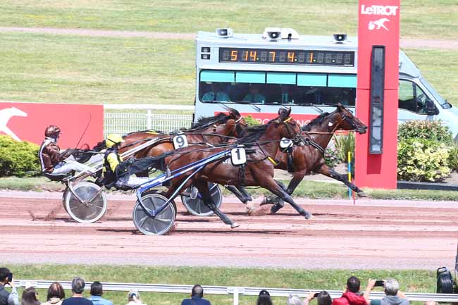 Photo d'arrivée de la course pmu PRIX DU RHONE à ENGHIEN le Samedi 28 mai 2022