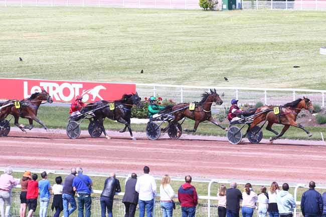 Photo d'arrivée de la course pmu PRIX D'ESPELETTE à ENGHIEN le Samedi 28 mai 2022