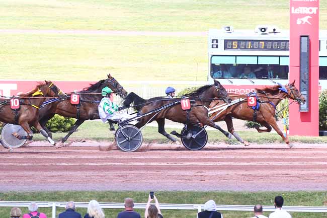 Photo d'arrivée de la course pmu PRIX DE LA PLACE GAMBETTA à ENGHIEN le Samedi 28 mai 2022