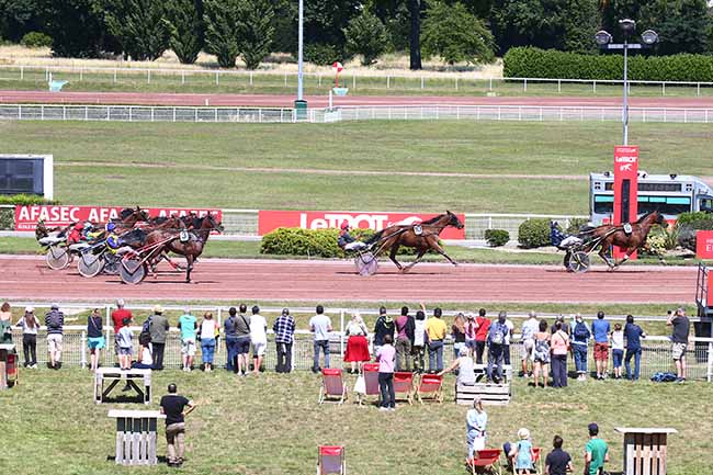 Photo d'arrivée de la course pmu PRIX DU ROUSSILLON à ENGHIEN le Samedi 2 juillet 2022