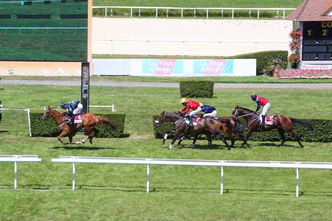 Photo d'arrivée de la course pmu PRIX VIVALDI - JUMPING (PRIX DE PENNEDEPIE) à CLAIREFONTAINE le Lundi 4 juillet 2022