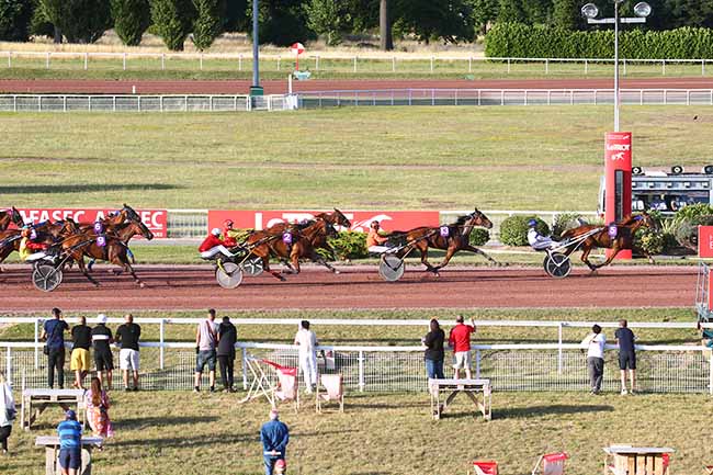 Photo d'arrivée de la course pmu PRIX DE LA TOUR EIFFEL à ENGHIEN le Mercredi 6 juillet 2022