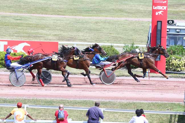 Photo d'arrivée de la course pmu PRIX DE L'ECOLE MILITAIRE à ENGHIEN le Samedi 9 juillet 2022
