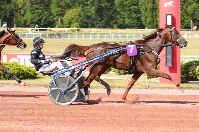 Photo d'arrivée de la course pmu PRIX DU LOUVRE à ENGHIEN le Samedi 9 juillet 2022