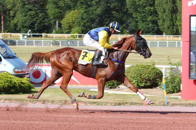 Photo d'arrivée de la course pmu PRIX D'ARMENTIERES à ENGHIEN le Samedi 9 juillet 2022