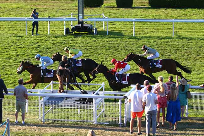 Photo d'arrivée de la course pmu PRIX LIS'YVONNE (PRIX D'ELLON) à CLAIREFONTAINE le Samedi 9 juillet 2022