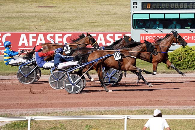 Photo d'arrivée de la course pmu PRIX SERGE CHAVATTE à ENGHIEN le Mercredi 13 juillet 2022