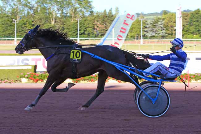 Photo d'arrivée de la course pmu GRAND NATIONAL DU TROT ''PARIS TURF'' à CABOURG le Vendredi 15 juillet 2022