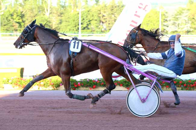 Photo d'arrivée de la course pmu PRIX DES HELLEBORES à CABOURG le Vendredi 15 juillet 2022