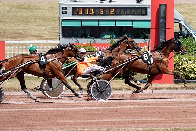 Photo d'arrivée de la course pmu PRIX DU JARDIN DES PLANTES à ENGHIEN le Samedi 16 juillet 2022