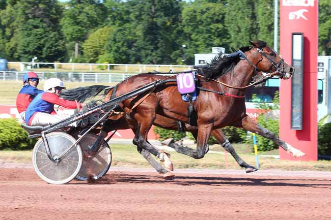 Photo d'arrivée de la course pmu PRIX DE VILLIERS à ENGHIEN le Samedi 16 juillet 2022
