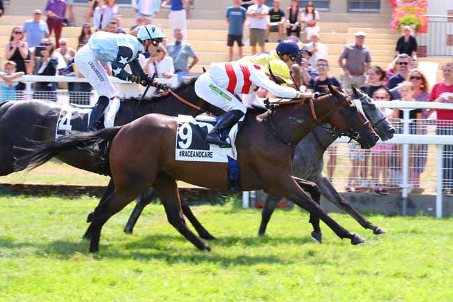 Photo d'arrivée de la course pmu PRIX DES ASTREES à CLAIREFONTAINE le Samedi 23 juillet 2022
