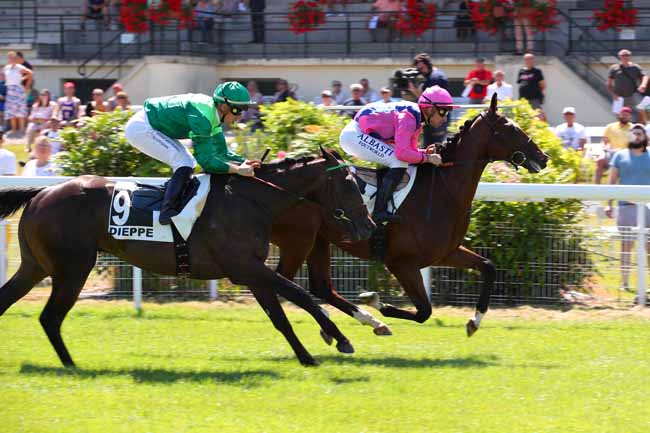 Photo d'arrivée de la course pmu PRIX DE LA VILLE AUX QUATRE PORTS à DIEPPE le Dimanche 24 juillet 2022