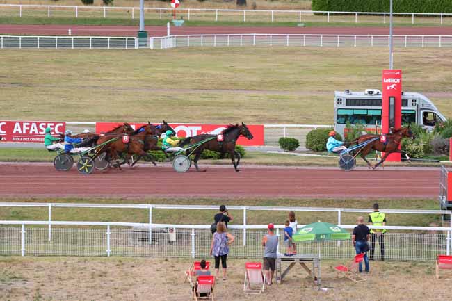 Photo d'arrivée de la course pmu PRIX DE CRESPIERES à ENGHIEN le Mercredi 27 juillet 2022