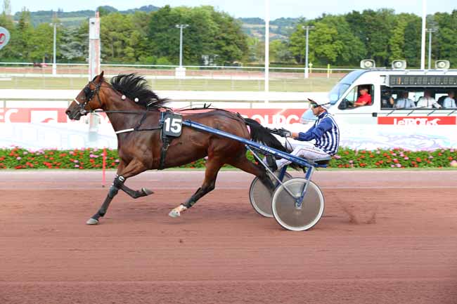Photo d'arrivée de la course pmu PRIX DES BUSSEROLES à CABOURG le Vendredi 29 juillet 2022