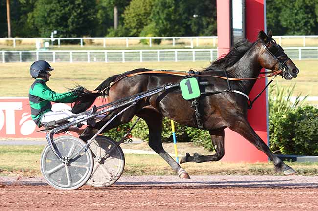 Photo d'arrivée de la course pmu PRIX DE CHARONNE à ENGHIEN le Samedi 30 juillet 2022