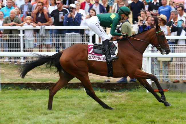 Photo d'arrivée de la course pmu PRIX HOMMAGE A PIERRE LEPEUDRY (PRIX DES NAIADES) à CLAIREFONTAINE le Dimanche 31 juillet 2022