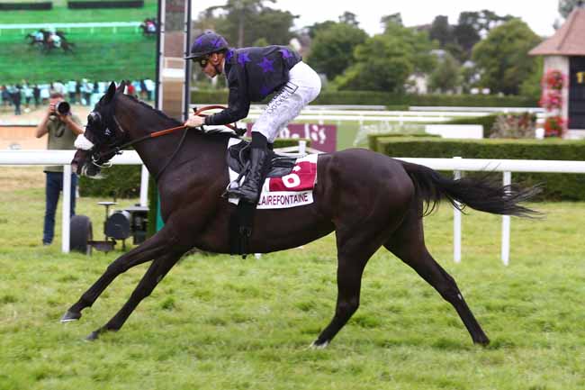 Photo d'arrivée de la course pmu PRIX VILLE DE VAUVILLE (PRIX DE L'HIPPODROME FLEURI) à CLAIREFONTAINE le Dimanche 31 juillet 2022