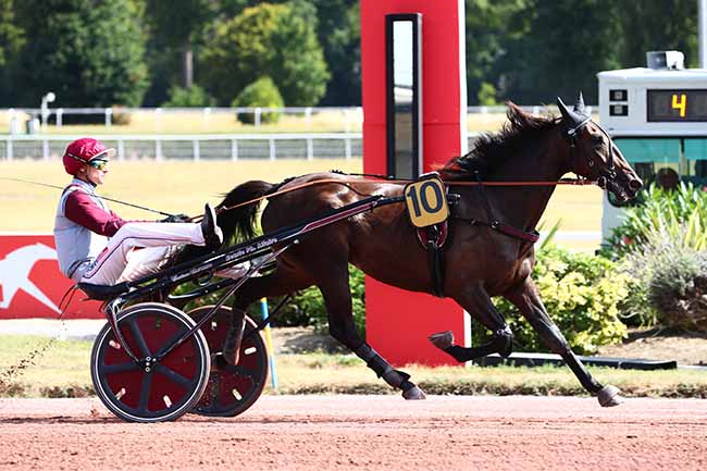 Photo d'arrivée de la course pmu PRIX DE BEZONS à ENGHIEN le Dimanche 31 juillet 2022