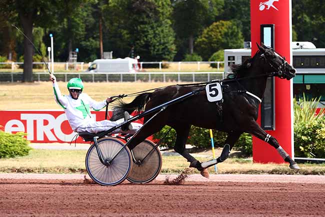 Photo d'arrivée de la course pmu PRIX DE SAINT-GERMAIN-DES-PRES à ENGHIEN le Dimanche 31 juillet 2022