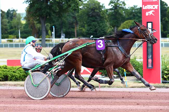 Photo d'arrivée de la course pmu PRIX DE CLICHY à ENGHIEN le Dimanche 31 juillet 2022