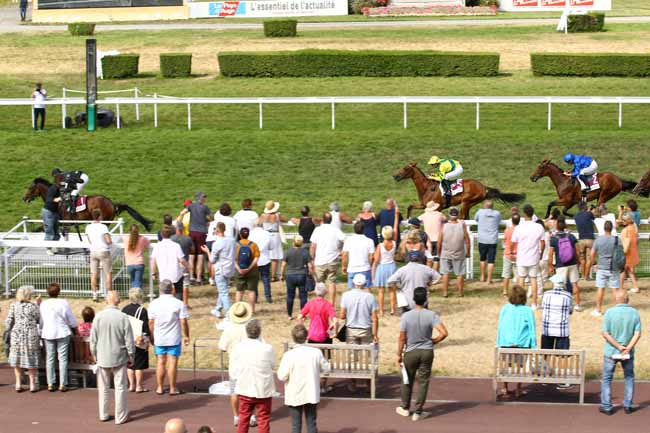 Photo d'arrivée de la course pmu PRIX JOUONS RESPONSABLE (PRIX KALAMOUN) à CLAIREFONTAINE le Mercredi 3 août 2022