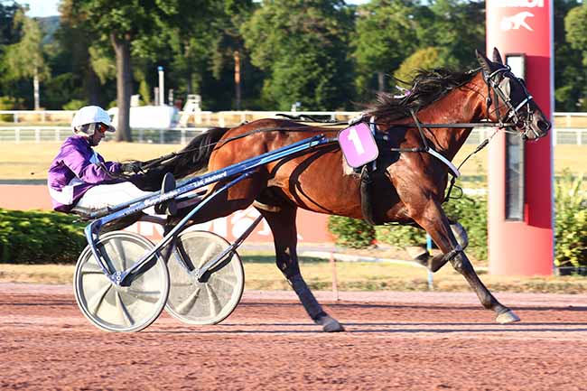 Photo d'arrivée de la course pmu PRIX DE BANDOL à ENGHIEN le Samedi 6 août 2022