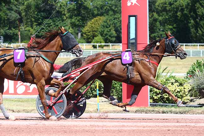 Photo d'arrivée de la course pmu PRIX DU BALLON D'ALSACE à ENGHIEN le Dimanche 7 août 2022