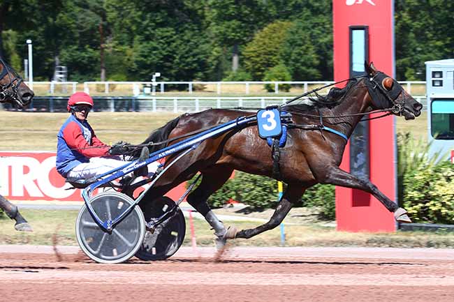 Photo d'arrivée de la course pmu PRIX DE CHALONS-DU-MAINE à ENGHIEN le Dimanche 7 août 2022