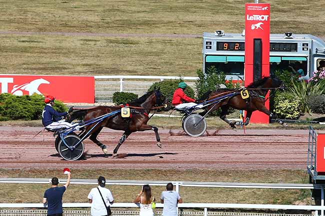 Photo d'arrivée de la course pmu PRIX DE LA PORTE D'ASNIERES à ENGHIEN le Jeudi 11 août 2022