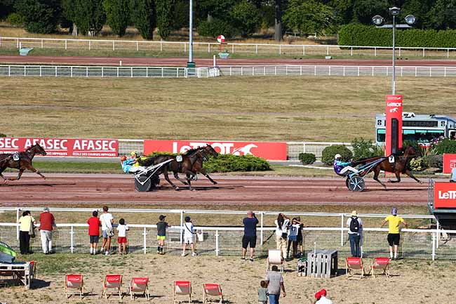 Photo d'arrivée de la course pmu PRIX DES PYRAMIDES à ENGHIEN le Jeudi 11 août 2022