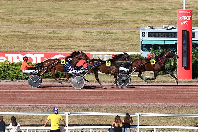 Photo d'arrivée de la course pmu PRIX PLACE DENFERT-ROCHEREAU à ENGHIEN le Jeudi 11 août 2022