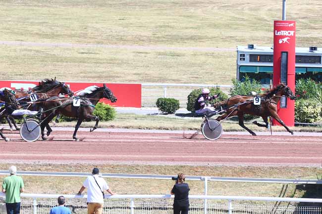 Photo d'arrivée de la course pmu PRIX DE LA PORTE DE VITRY à ENGHIEN le Samedi 13 août 2022