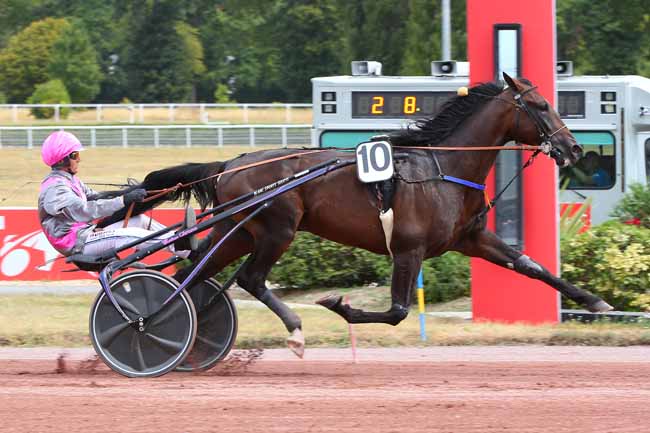 Photo d'arrivée de la course pmu PRIX DES TERNES à ENGHIEN le Dimanche 14 août 2022