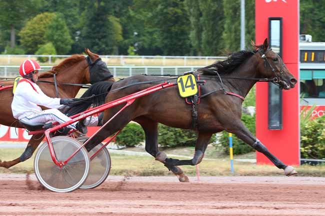 Photo d'arrivée de la course pmu PRIX DES TUILERIES à ENGHIEN le Dimanche 14 août 2022