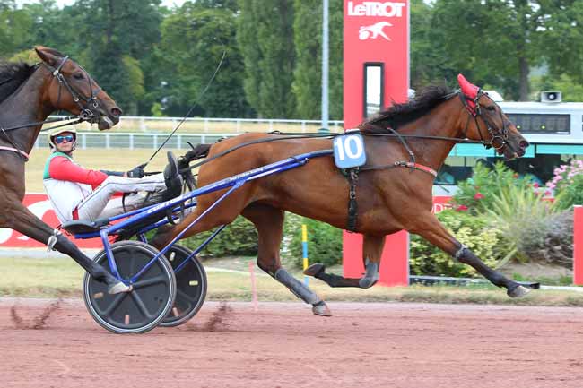 Photo d'arrivée de la course pmu PRIX DE JOUY-LE-MOUTIER à ENGHIEN le Dimanche 14 août 2022
