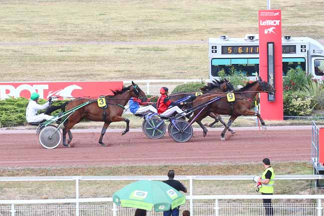 Photo d'arrivée de la course pmu PRIX DE LA PORTE BRUNET à ENGHIEN le Mardi 16 août 2022