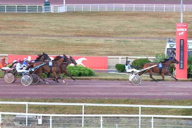 Photo d'arrivée de la course pmu PRIX DE SAINT-CERNIN à ENGHIEN le Mardi 16 août 2022