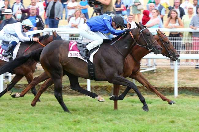 Photo d'arrivée de la course pmu PRIX DE LA VILLE DE BONNEBOSQ (PRIX DES TOITS DE CHAUME) à CLAIREFONTAINE le Vendredi 19 août 2022