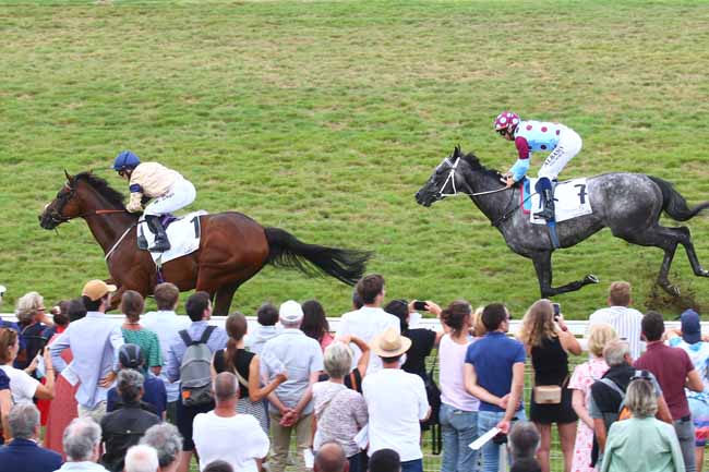 Photo d'arrivée de la course pmu BARRIERE PRIX QUINCEY à DEAUVILLE le Dimanche 28 août 2022