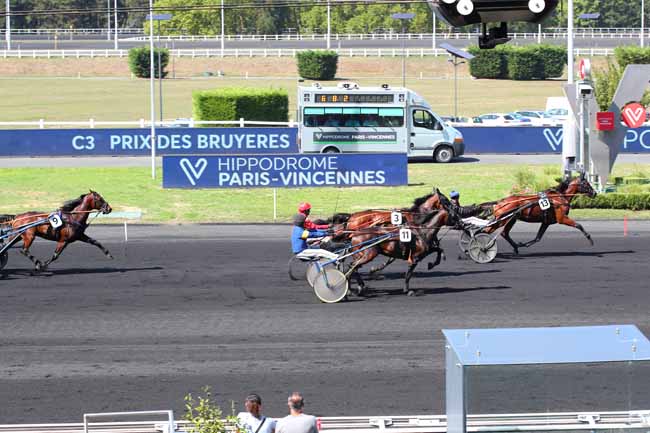 Photo d'arrivée de la course pmu PRIX DES BRUYERES à PARIS-VINCENNES le Lundi 29 août 2022