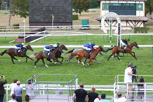 Photo d'arrivée de la course pmu PRIX D'EMEVILLE à COMPIEGNE le Mercredi 31 août 2022
