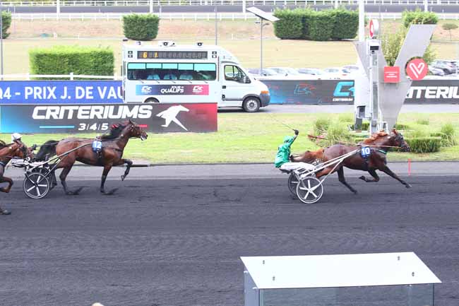 Photo d'arrivée de la course pmu CRITERIUM 3 ANS-Q4 - PRIX JACQUES DE VAULOGE à PARIS-VINCENNES le Samedi 3 septembre 2022